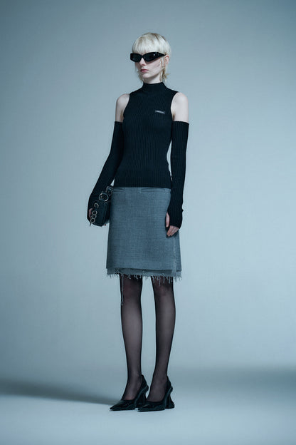 Half-waist skirt with split raw edge