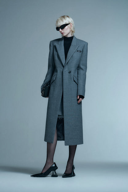 Three-dimensional waisted coat