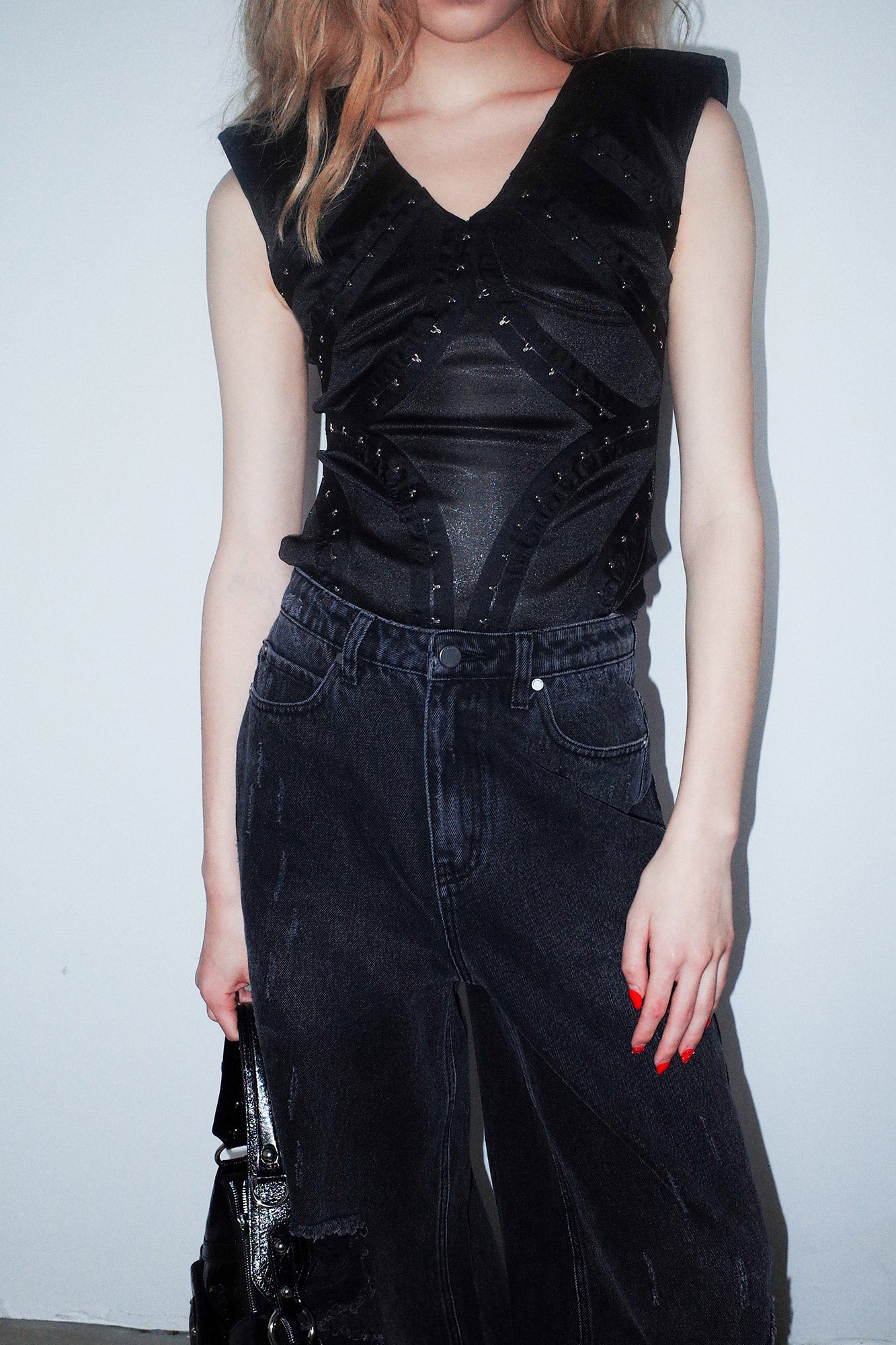 Four-star hook button sleeveless top